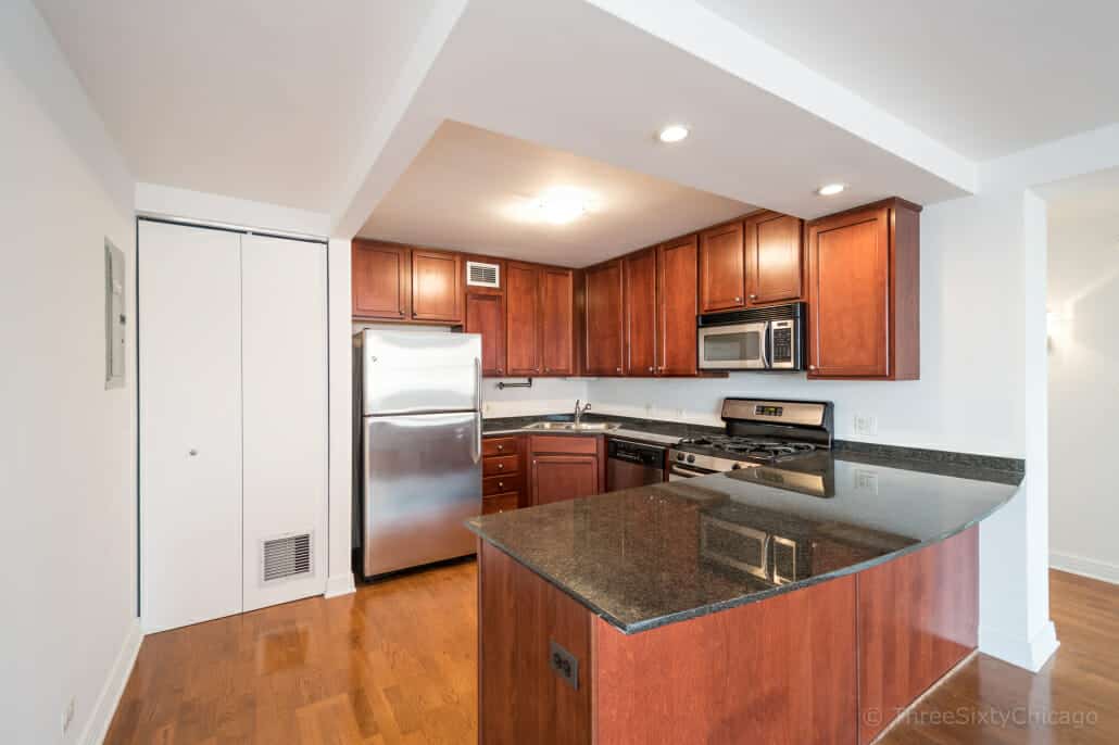 Sunny Lincoln Park Condo - Kitchen