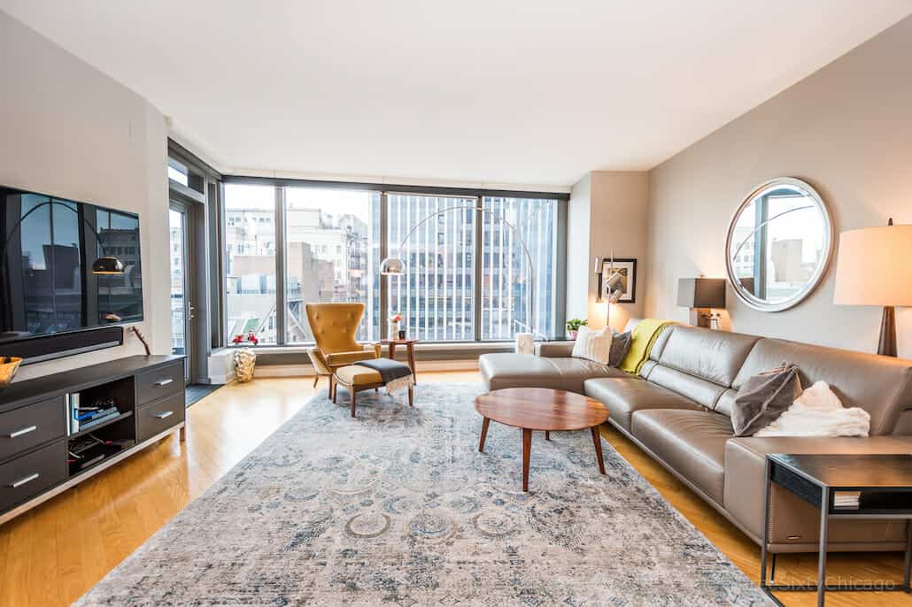 Downtown Chicago Condo With Views - 60 E Monroe Unit 1903 - Living Area