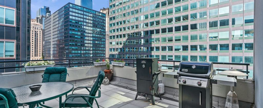 West Loop penthouse is in Metropolitan Place at 130 South Canal Street, Chicago IL 60606. - Terrace